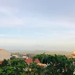 Belavista & Pool بيت ضيافة